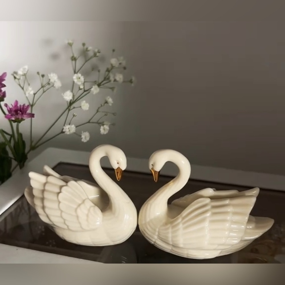 Lenox Cream Swan Figurine Pair with Gold Beaks